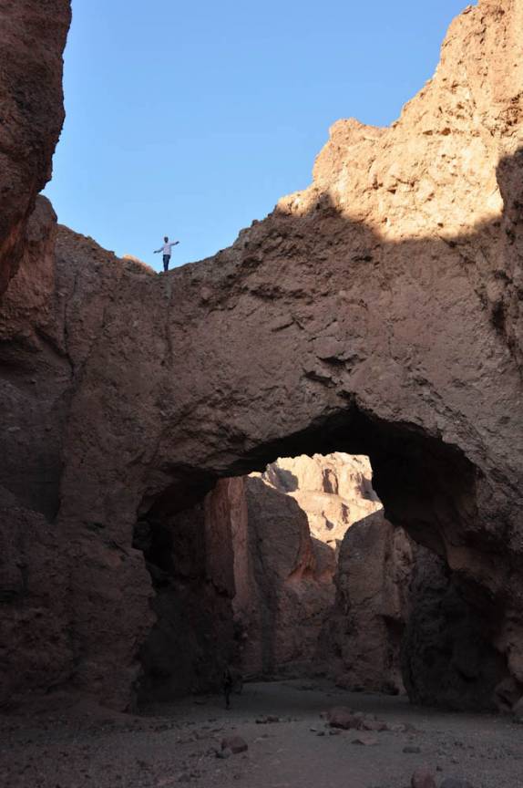 Com cuidado e esforço, é possível escalar a Natural Bridge, no Death Valley National Park, na Califórnia - EUA